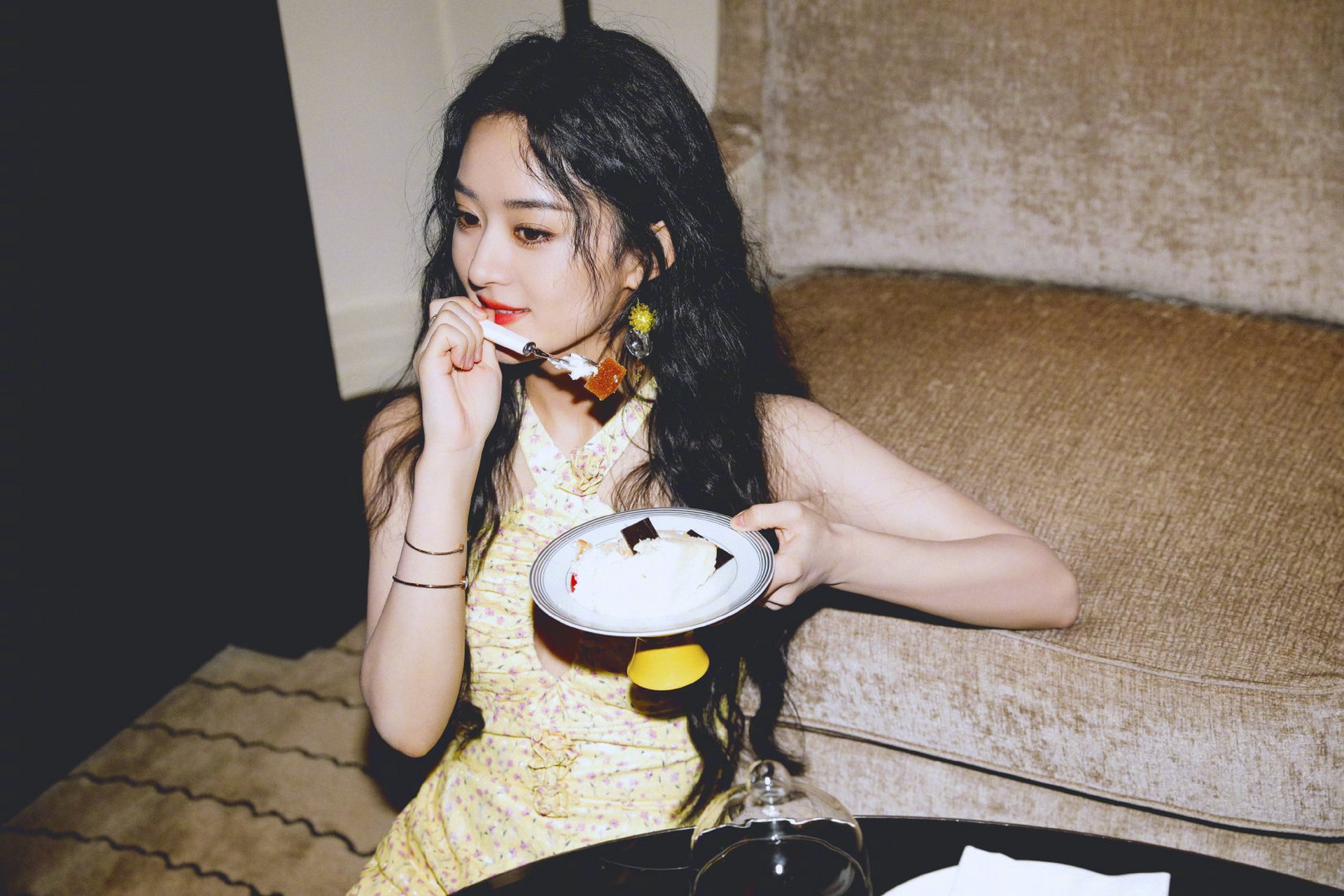 赵丽颖黄色碎花裙造型,黄色碎花挂脖人鱼裙,身材线条尽显