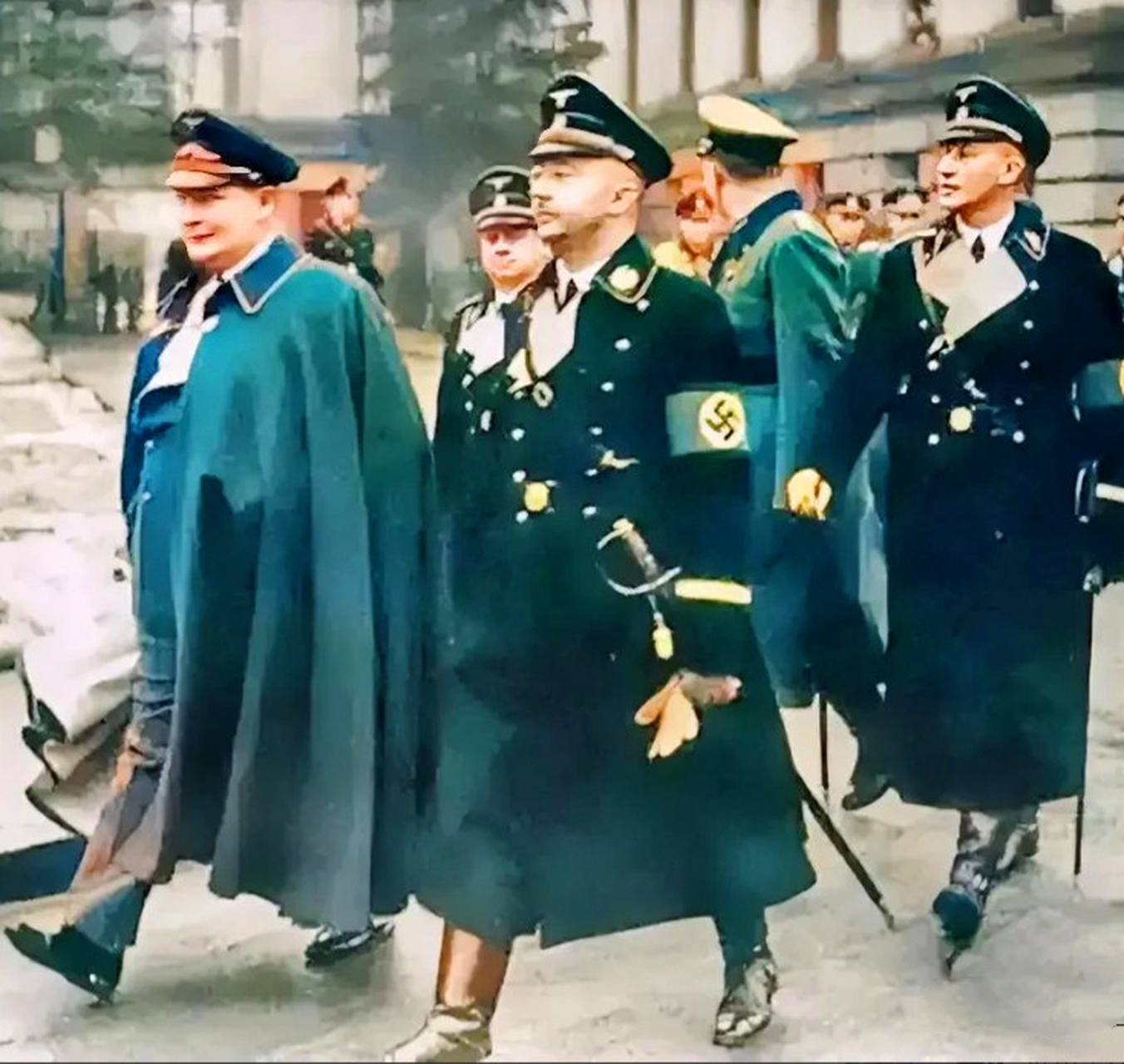 二战德国有很多名将,和元帅,从左边数,第一个是空军元帅戈林,他对面的