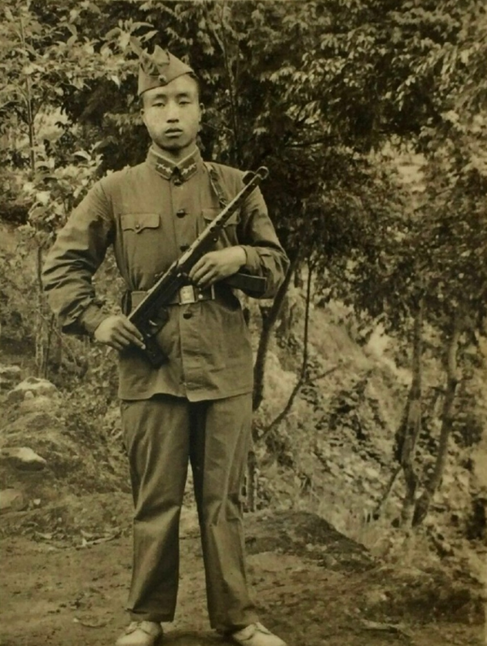 1950年代,解放军的军装是这样的苏式军装. 676767