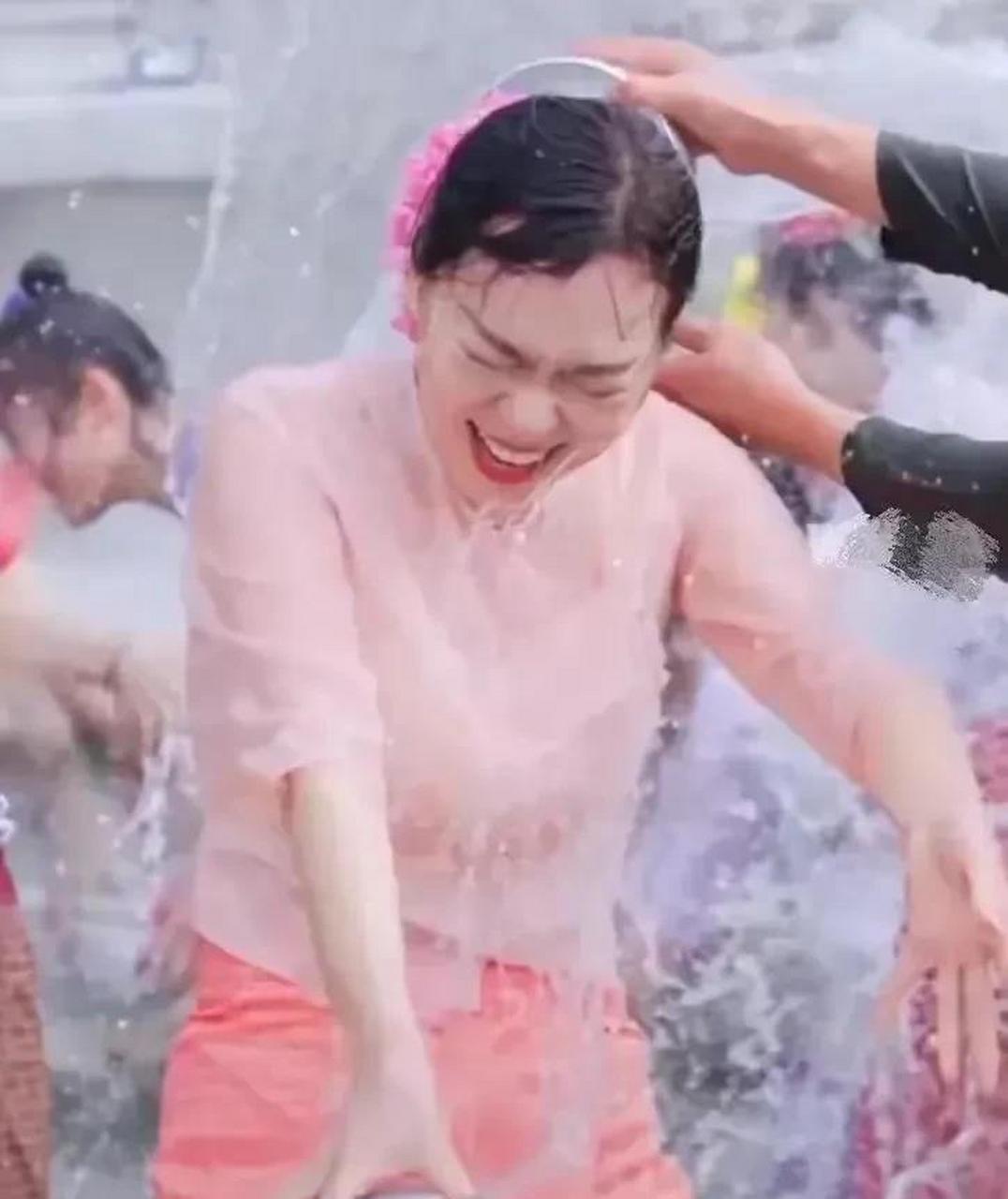 图片中的美女从街头路过,无一不被泼到全身湿透,印出玲珑剔透的身材!