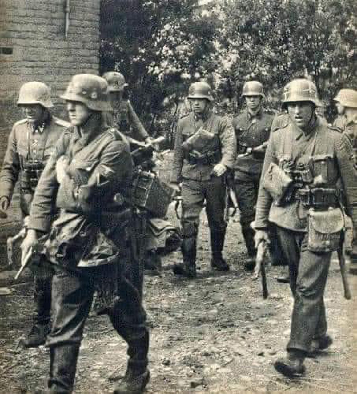 1940年西战线 德国ss武装党卫军在法国村庄,搜寻抵抗军.