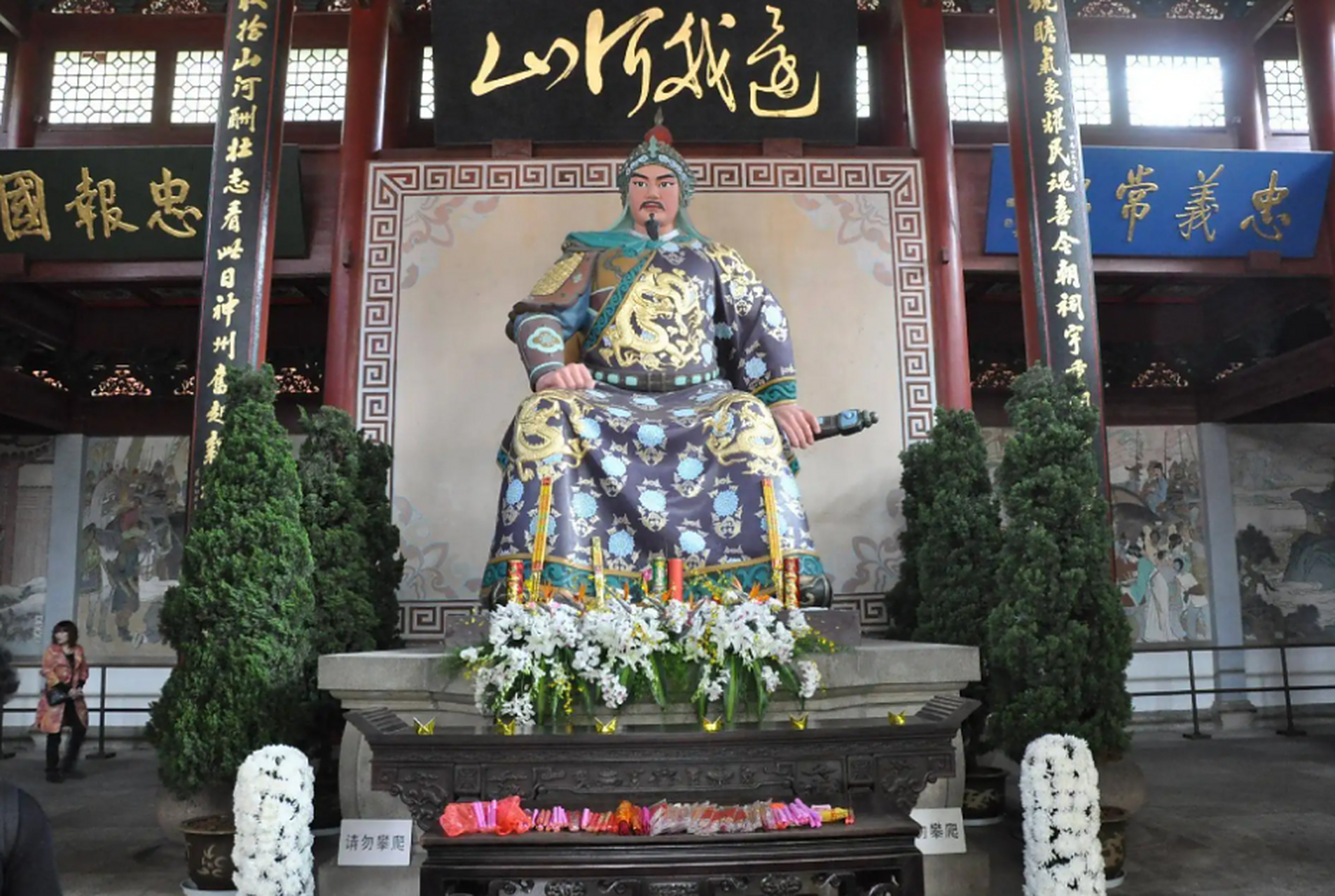 杭州的岳王庙是历代纪念民族英雄岳飞的场所,这里比较肃穆,岳飞"精忠