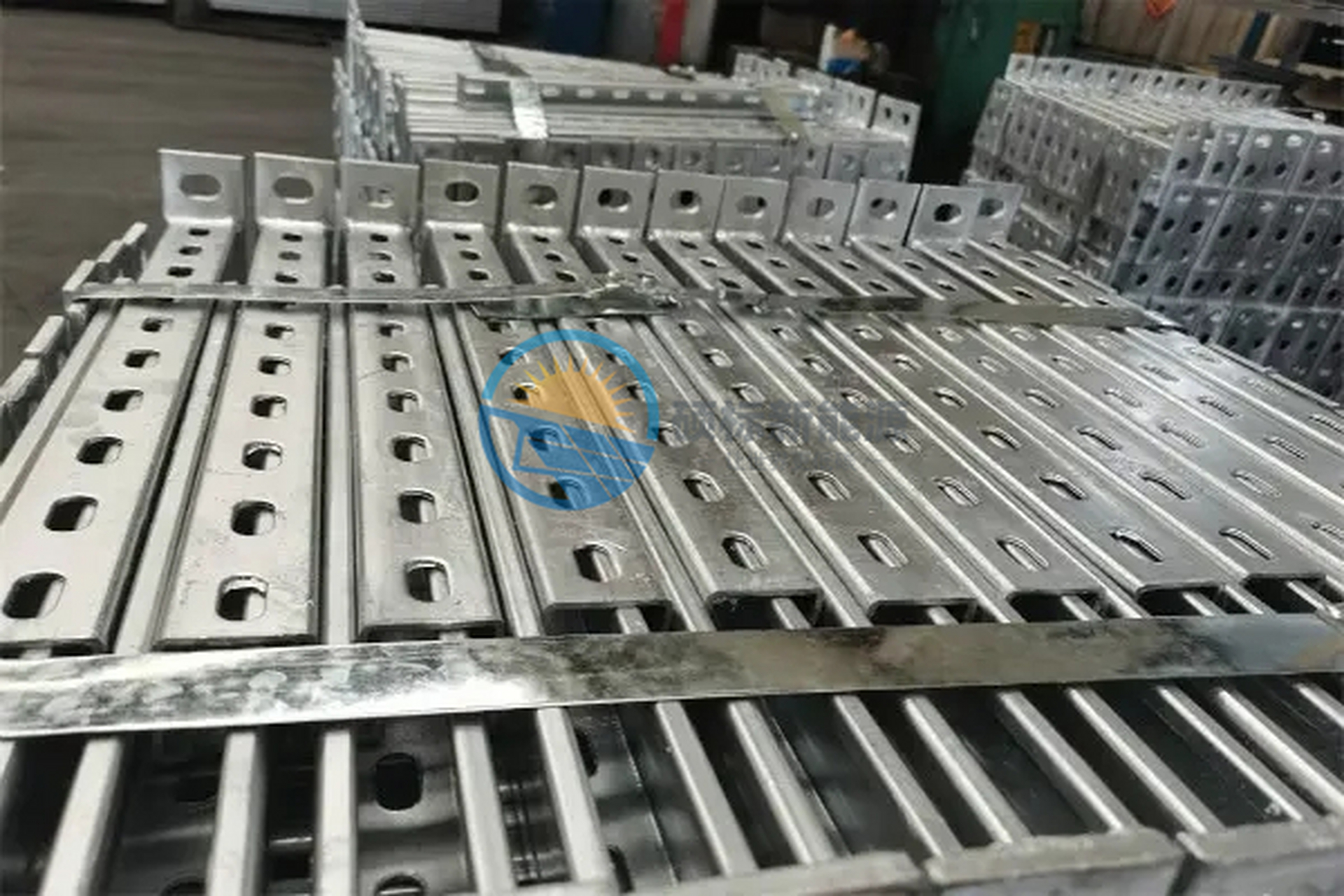 锌铝镁光伏支架的特点及适用场景 锌铝镁光伏支架是一种用于安装太阳