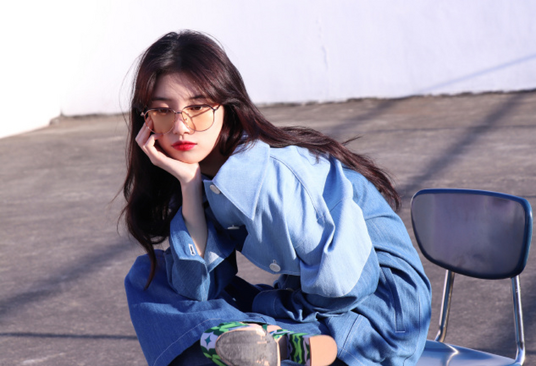 裴志秀最新造型:近日裴秀智画报拍摄花絮造型图曝光,波浪微卷的长发