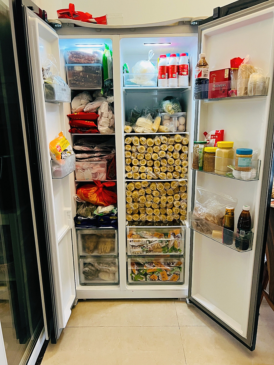 很多人喜欢冰箱里囤各种食材:新鲜的水果,腌菜,鱼肉,剩饭菜等,这样就