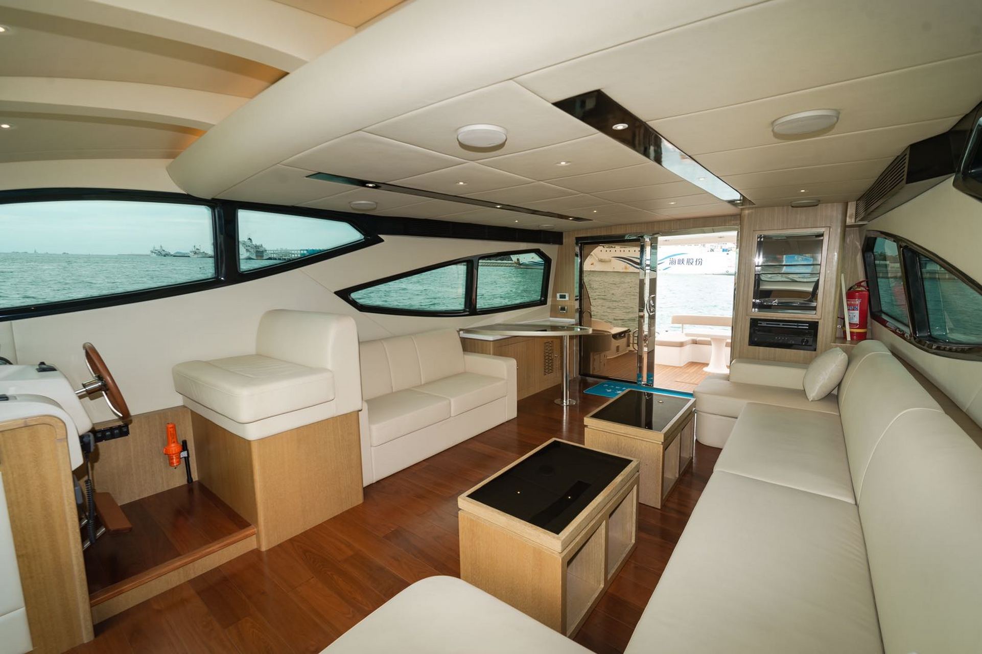 游艇上的装修,其实是根据船东 的需求进行装配的.