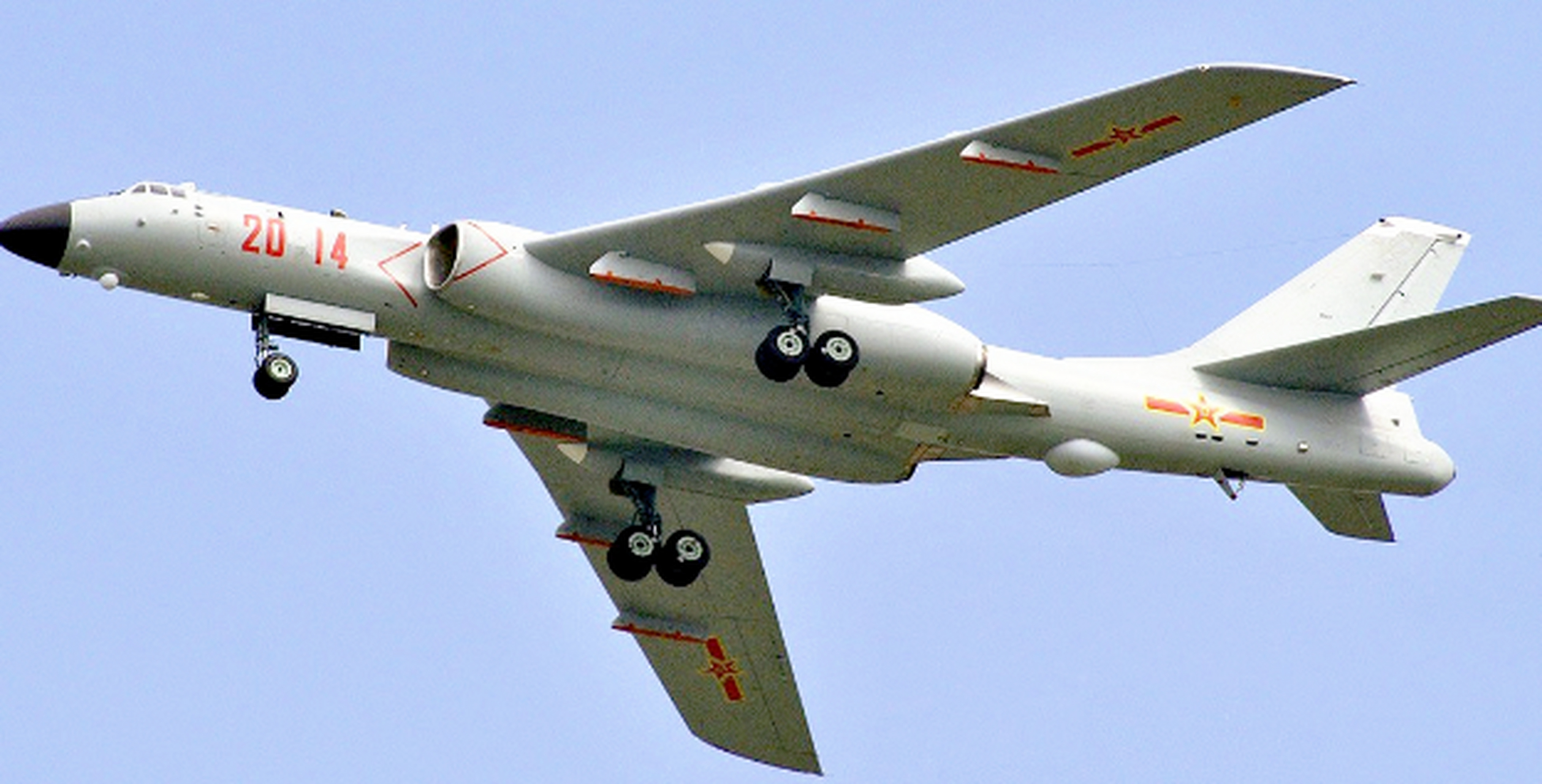 俄罗斯图-160战略轰炸机,是全世界唯二的战略轰炸机,因为造型极其优美