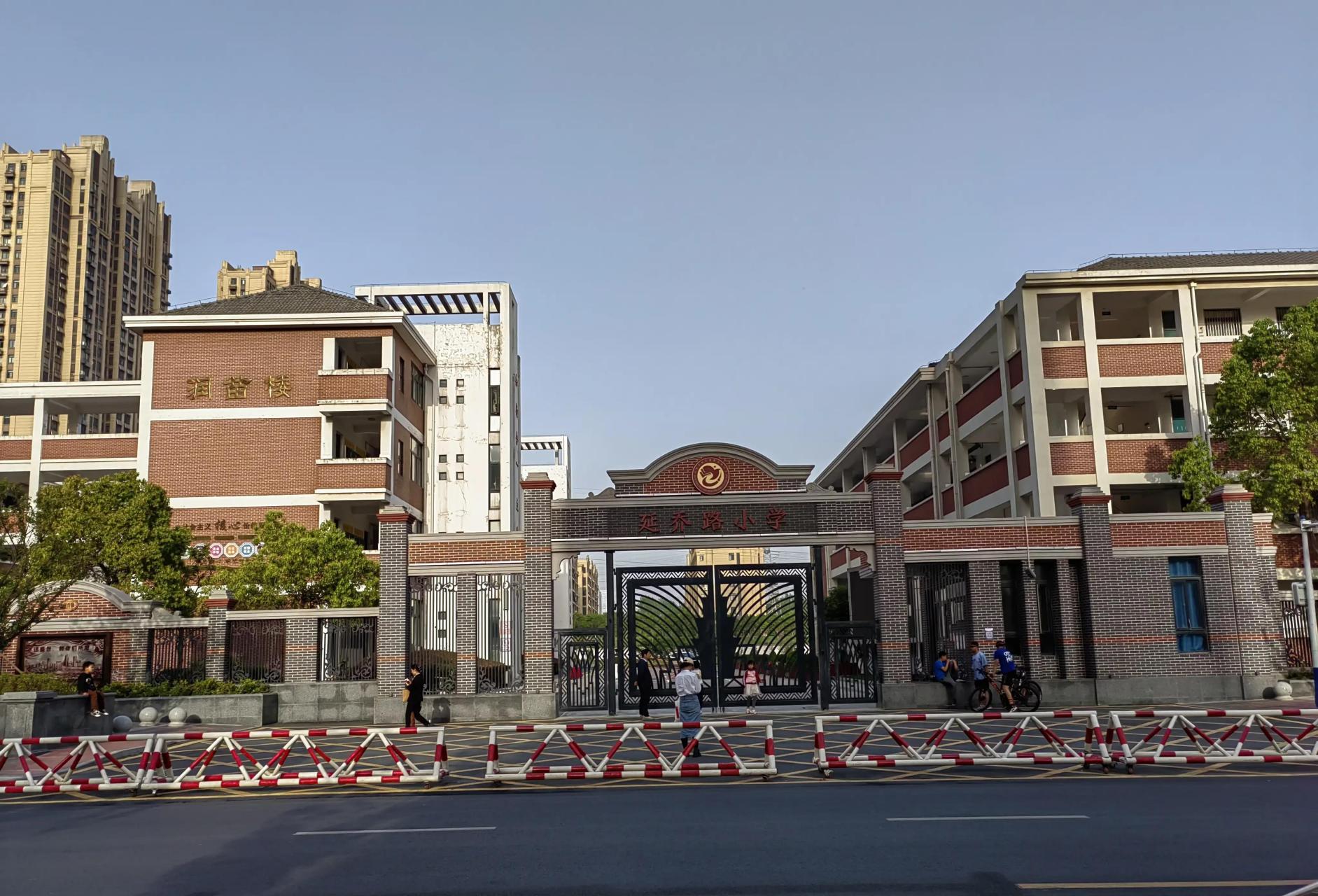 肥西繁华大道西延乔路小学,这个大门的确有点红色的感觉.