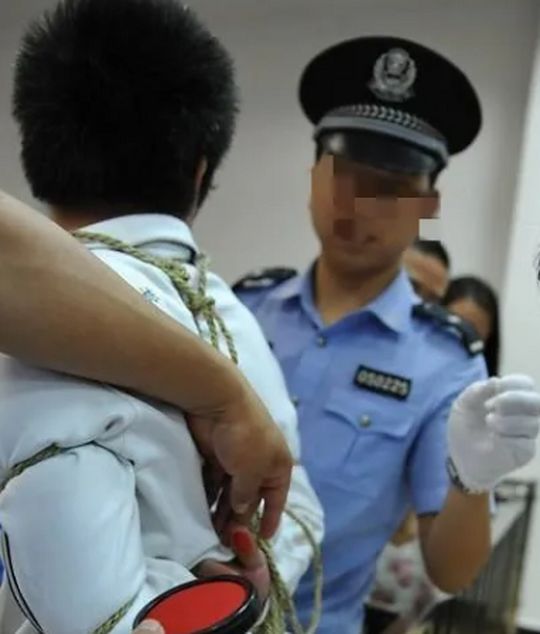 2012年,一名死刑犯在临刑前,被麻绳五花大绑了起来,这种捆绑有一个