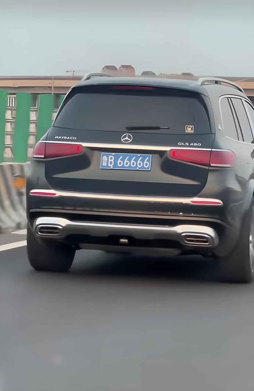 奔驰cls480,车牌号66666,确实不错. 那么,到底是车贵还是车牌号贵呢?