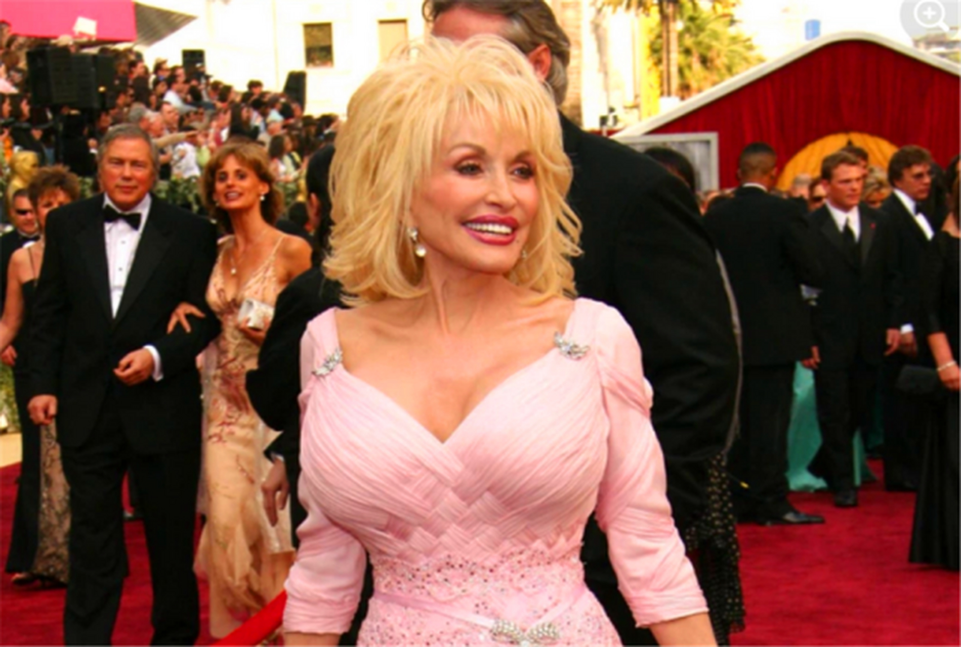 2020年,乡村音乐歌手多莉·帕顿(dolly parton)说要在75岁的时候重新