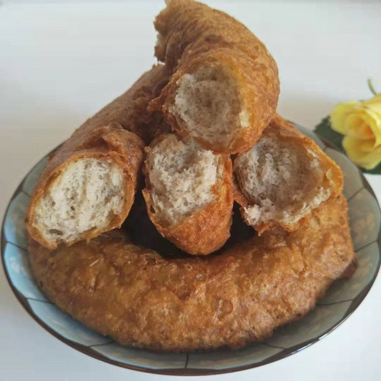 定西当地的特色小吃通渭荞圈圈  通渭荞圈圈,是甘肃省定西市通渭地区