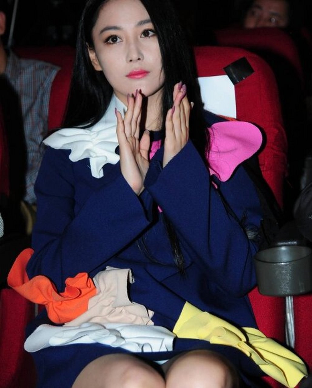 张馨予这腿才是真实的吧?  如果不小心压到,就会暴露出小腿肚.