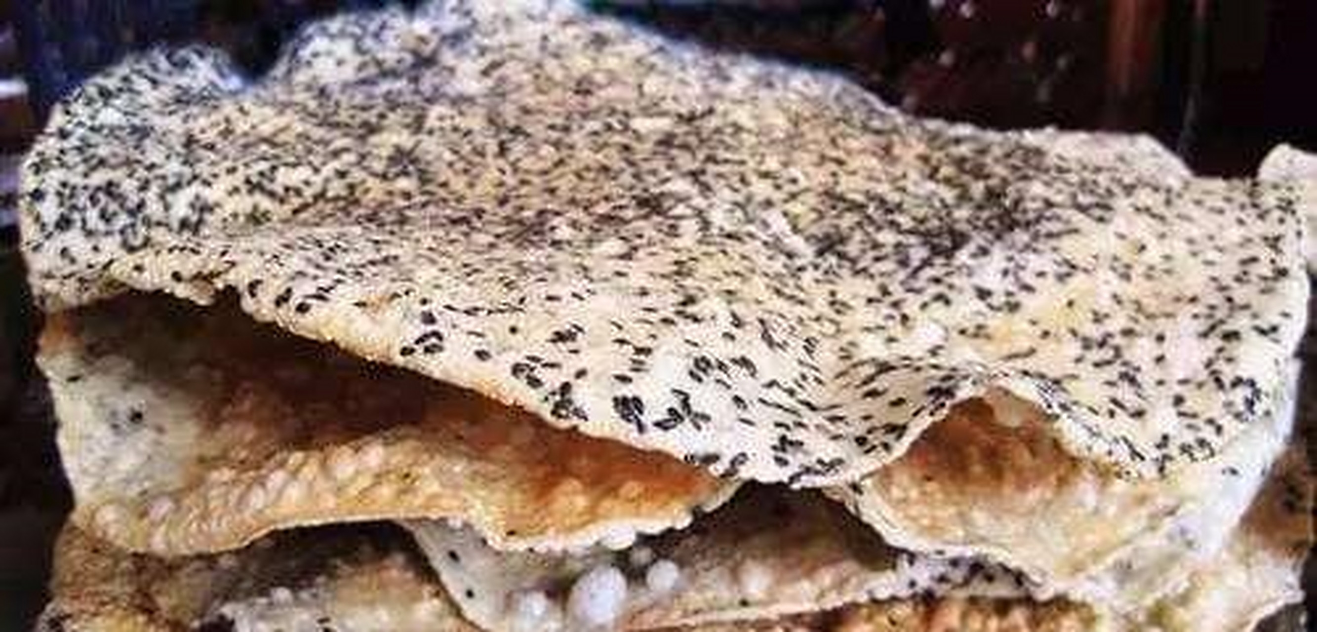 广西京族有一种当地特色美食"风吹饼",是一种以大米为主制成的食品