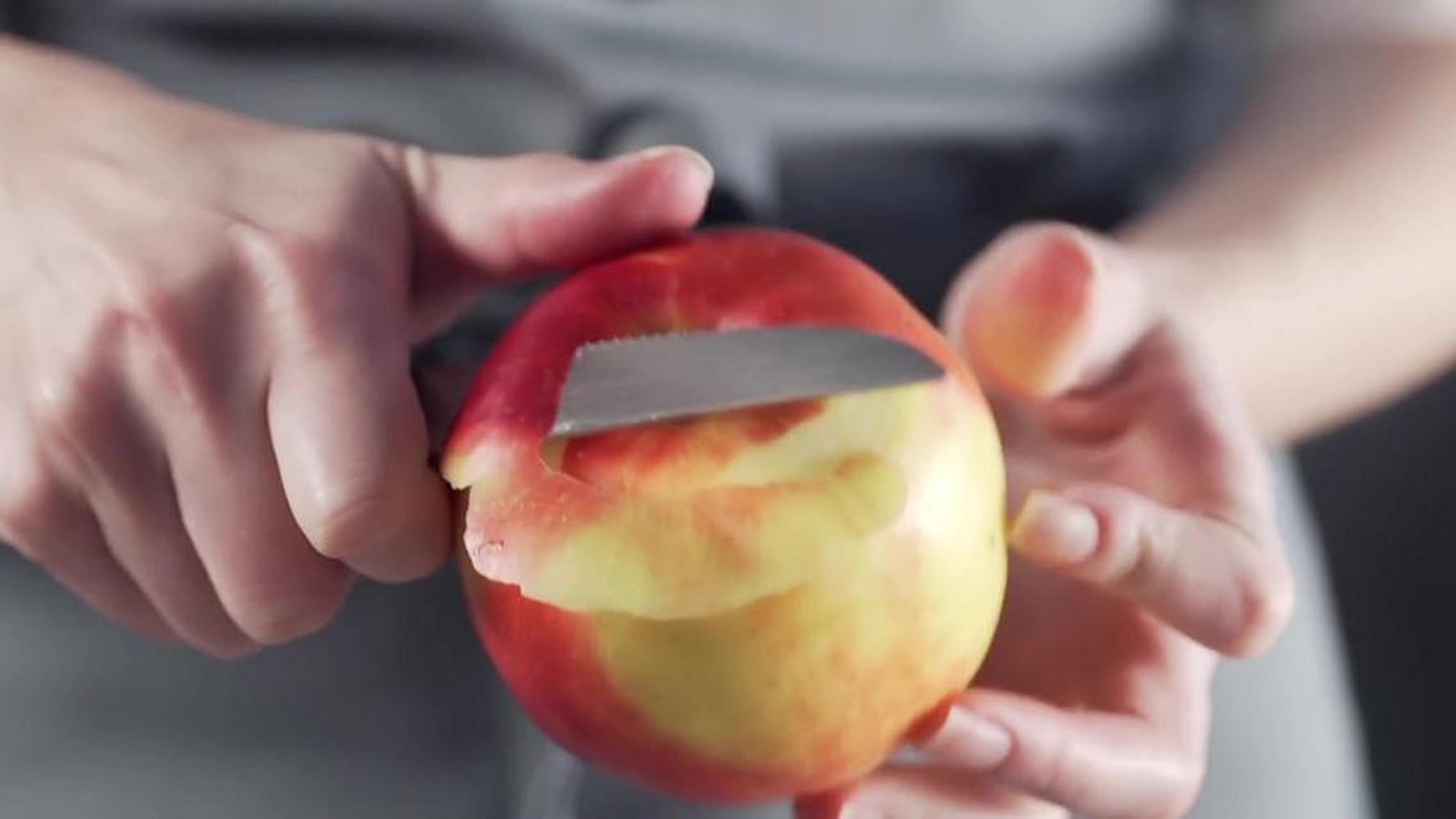 孩子要自己削苹果,妈妈常常会习惯性地阻止:"你做不了这个!