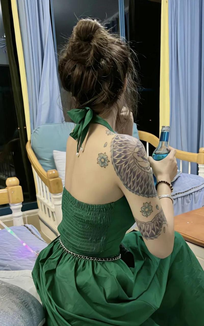 这个纹身是跨肩龙吗?[吃鲸鱼]