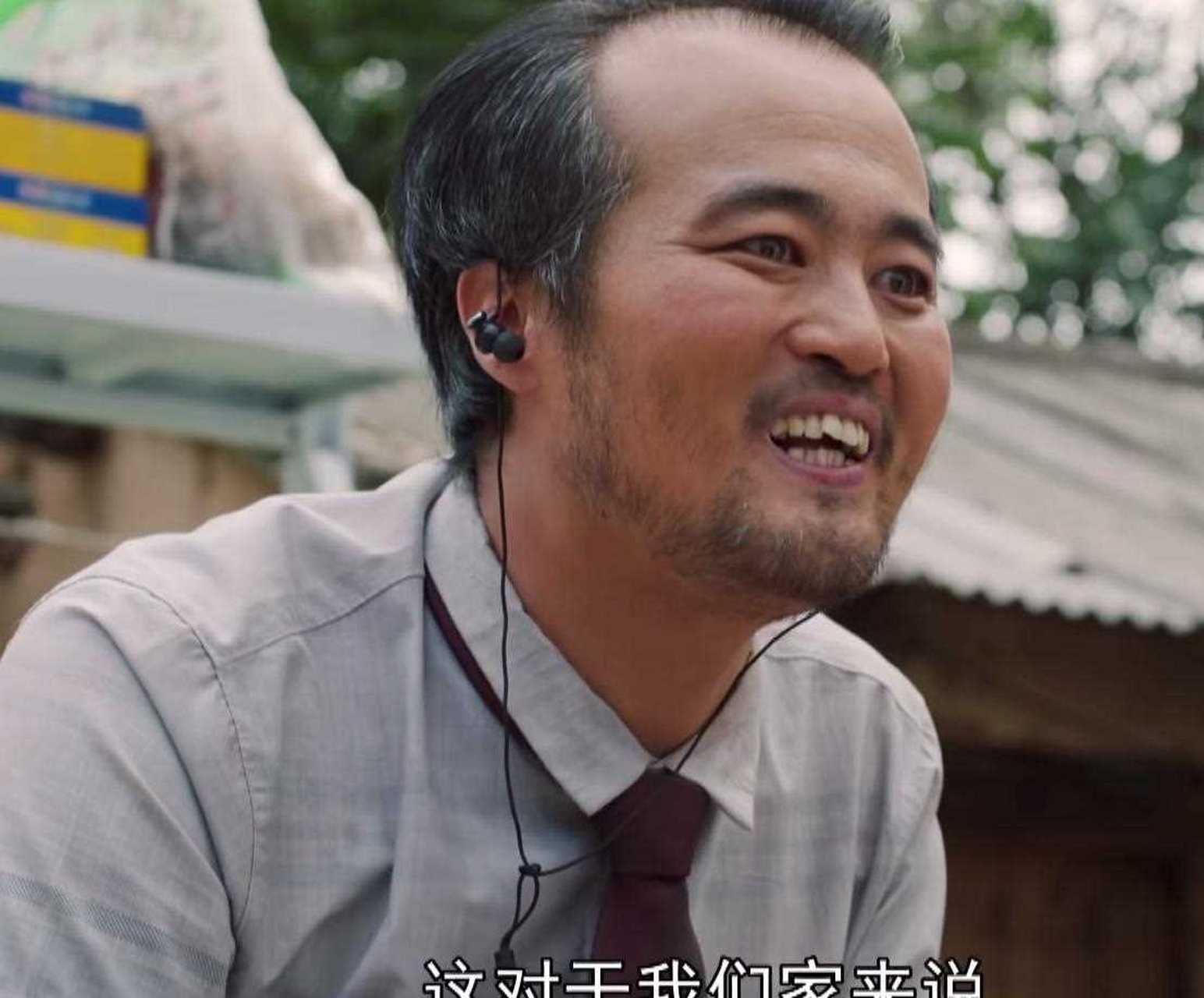 [偷笑] 之前有一次赵刚子在自家院子里直播,他女儿告诉他,网友要他说