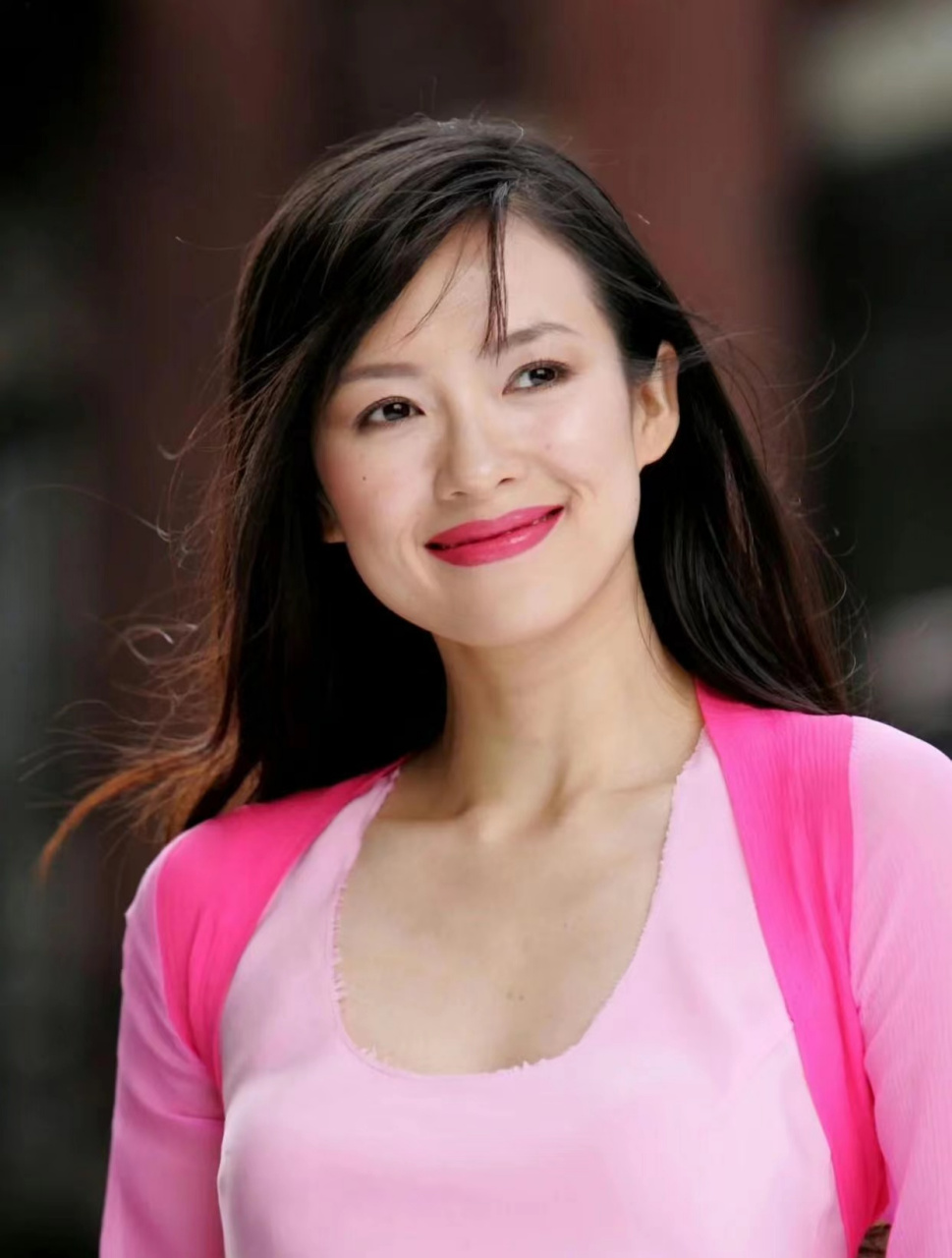 章子怡年轻的时候还挺清纯的,眼神纯净无害,像不谙世事的小姑娘