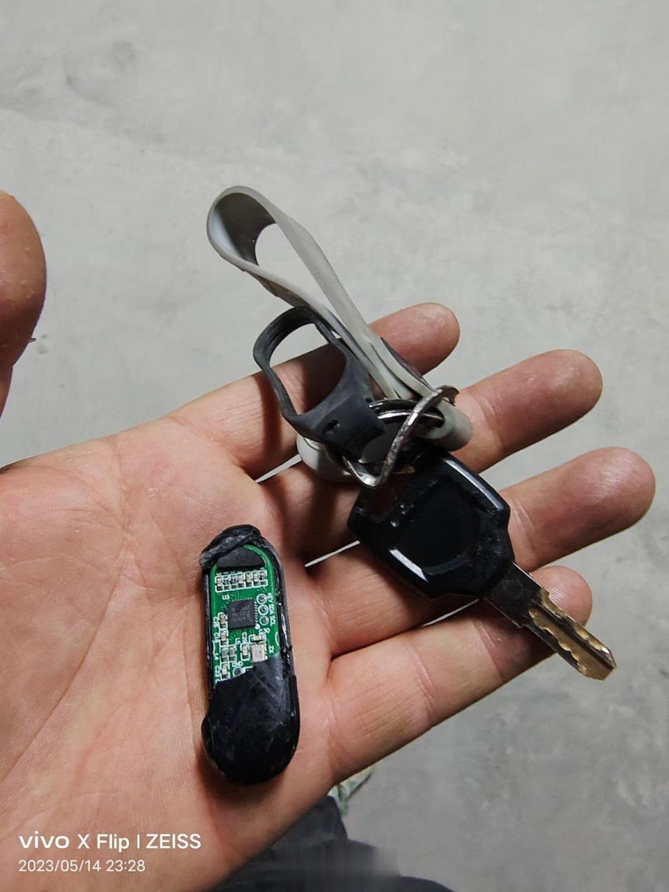 前面发现钥匙丢了,和马老六骑摩托找了一圈,找见了,被车碾碎在路上