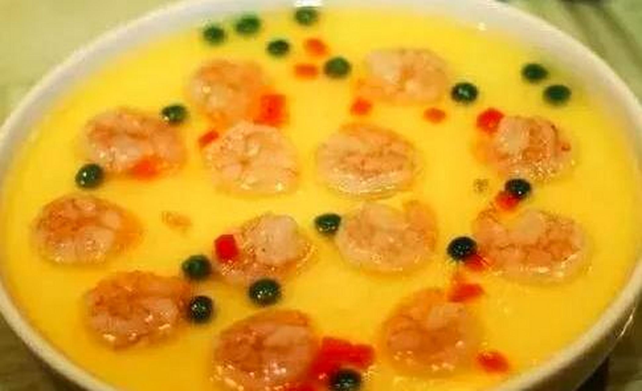 芙蓉干贝也许是因为蛋清蒸出来有芙蓉的视觉,所以才叫芙蓉干贝吧.