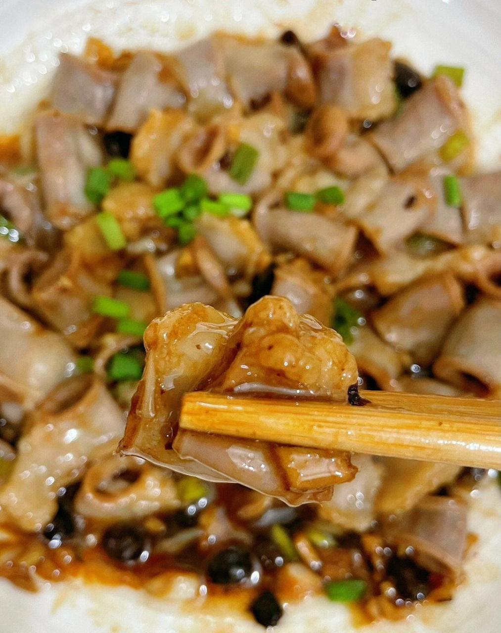 这碟豉汁蒸粉肠,妥妥的下饭菜,汤汁拌饭超好吃,粉肠qq弹弹,很有嚼劲