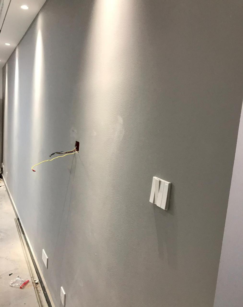 这种墙面是乳胶漆大花纹滚筒滚涂的,有人喜欢这种感觉,有人觉得是毛糙