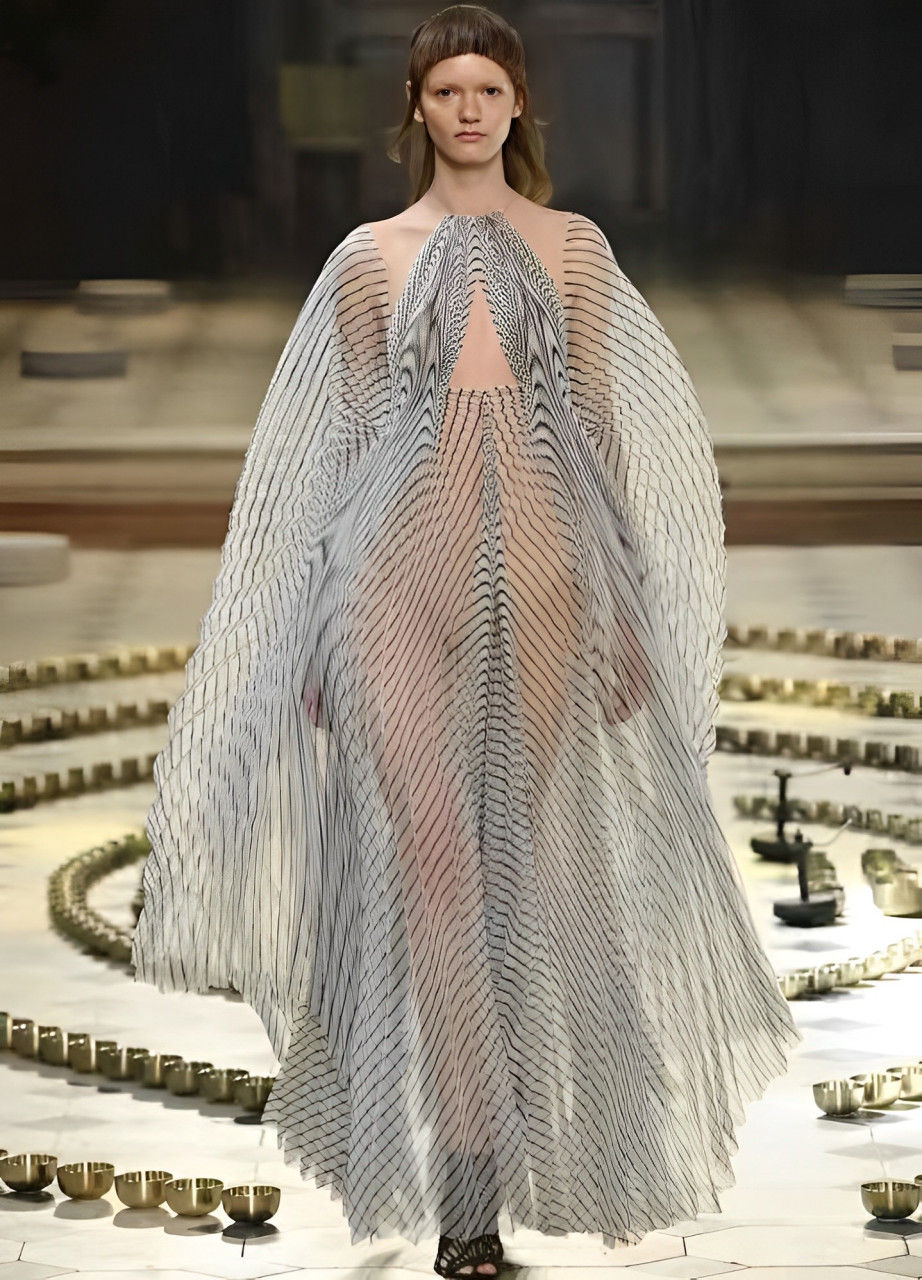 2016年巴黎秋冬高级定制时装秀上,模特们不穿内衣走秀,着实让人大吃一