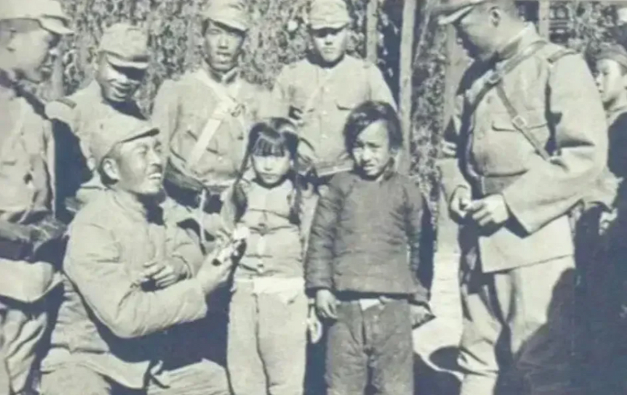 这是一张日本人拍摄的抗日战争时期的老照片,照片中有两个中国小孩,一