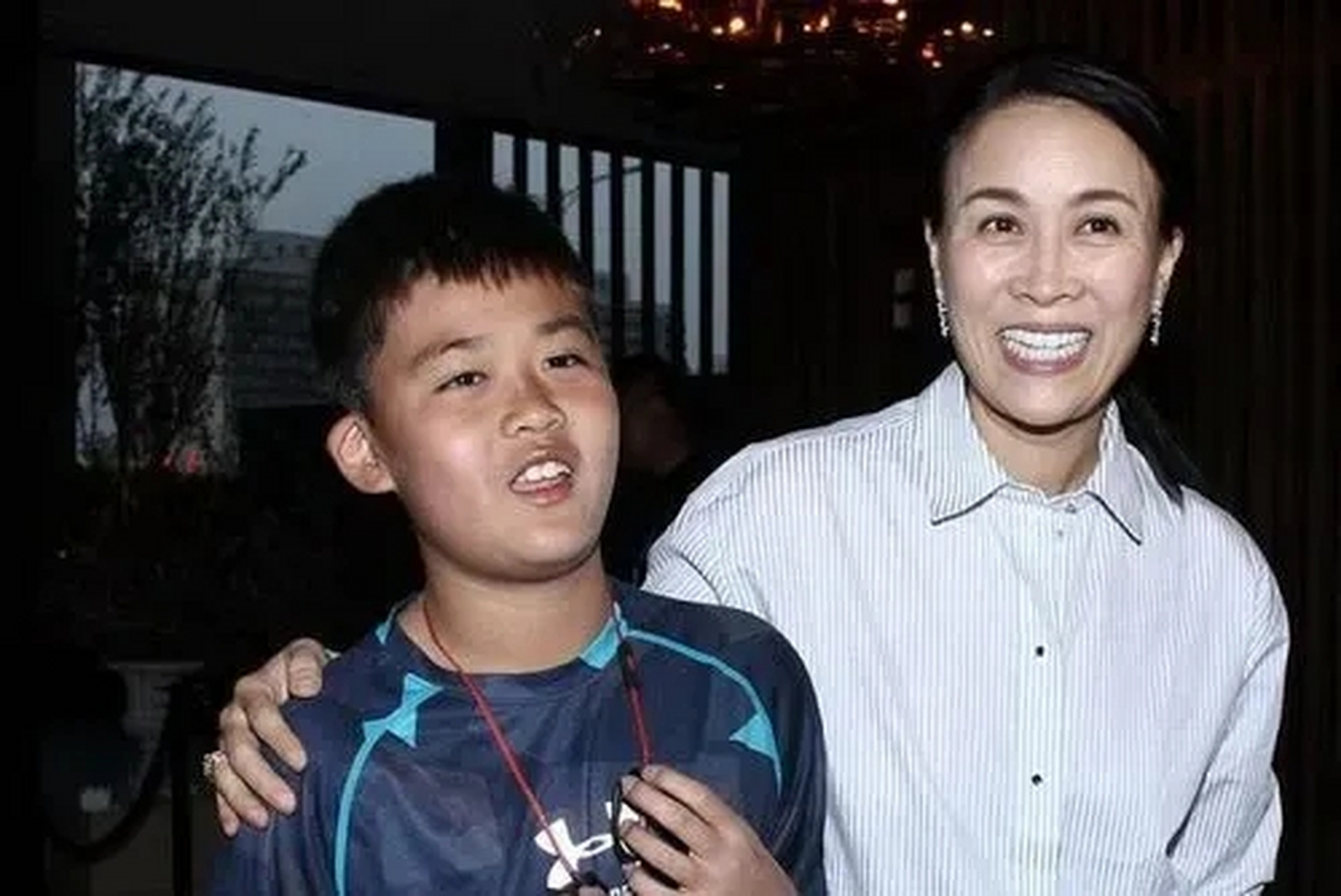 2004年,那英意外怀孕了,对男友高峰说:"你必须给我一个名分.