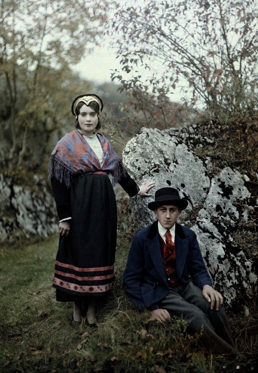 身穿萨瓦省地区传统服饰的夫妇【法国罗纳 - 阿尔卑斯大区,1931年】