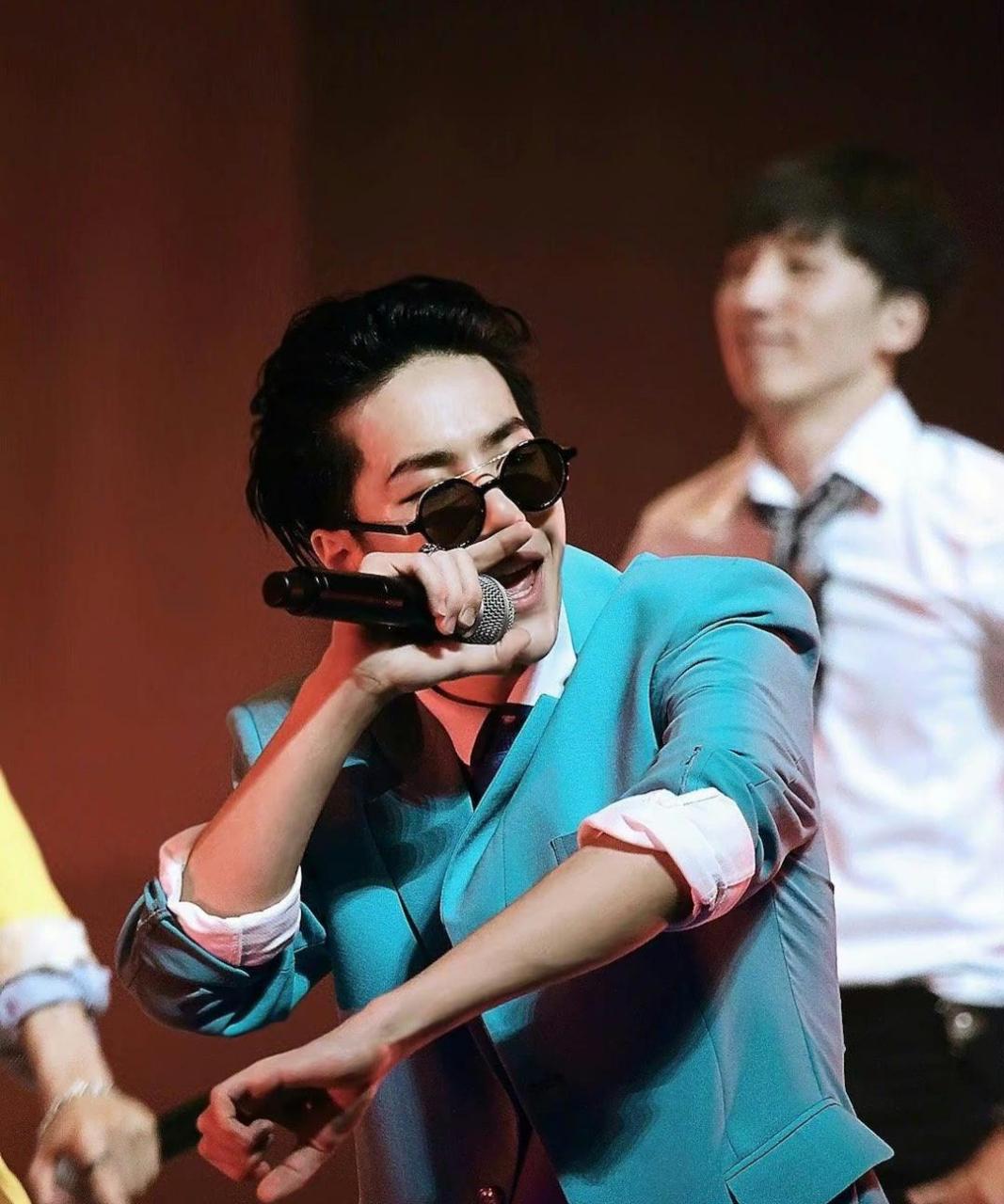 王一博喉结好大一坨,喉结大的男孩子普遍都比较帅! #娱乐