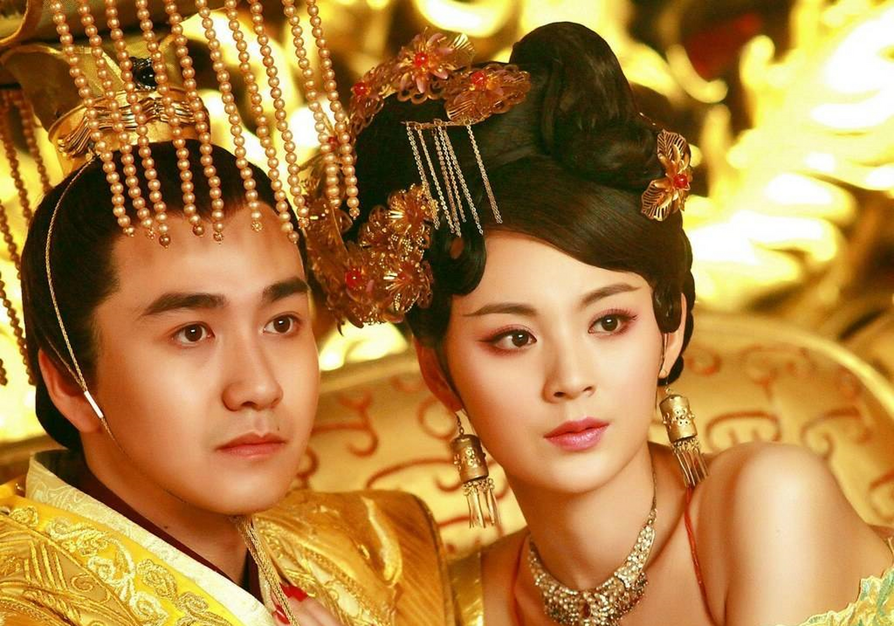 >第四,除此之外,宇文邕对宇文护的母亲,那叫一个孝顺啊,比亲儿子还亲.