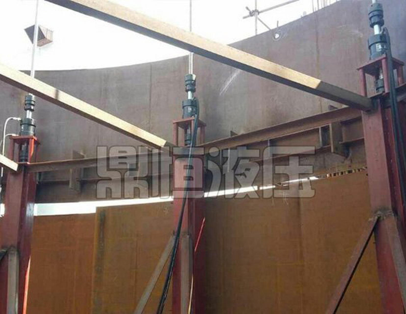 1,液压提升装置的组成: 整套提升装置主要由以下设备和构件组成:yb-90