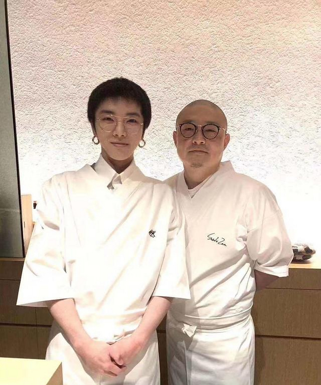 大厨鄂然发朋友圈说收了个徒弟,歌唱得好长得也帅.