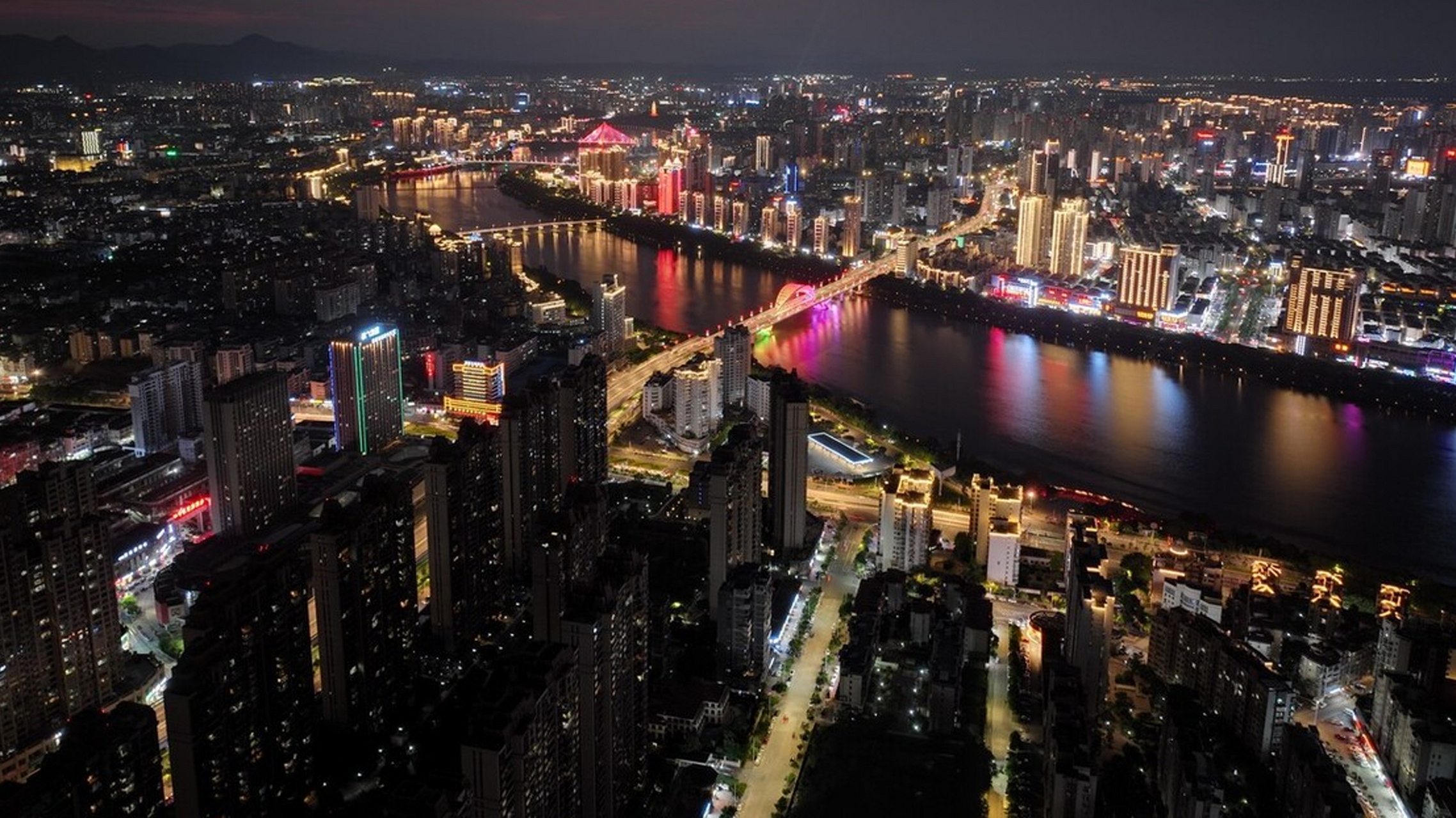 赣州不愧是江西第二城,中西部城建最好的非省会城市,城区入夜时分
