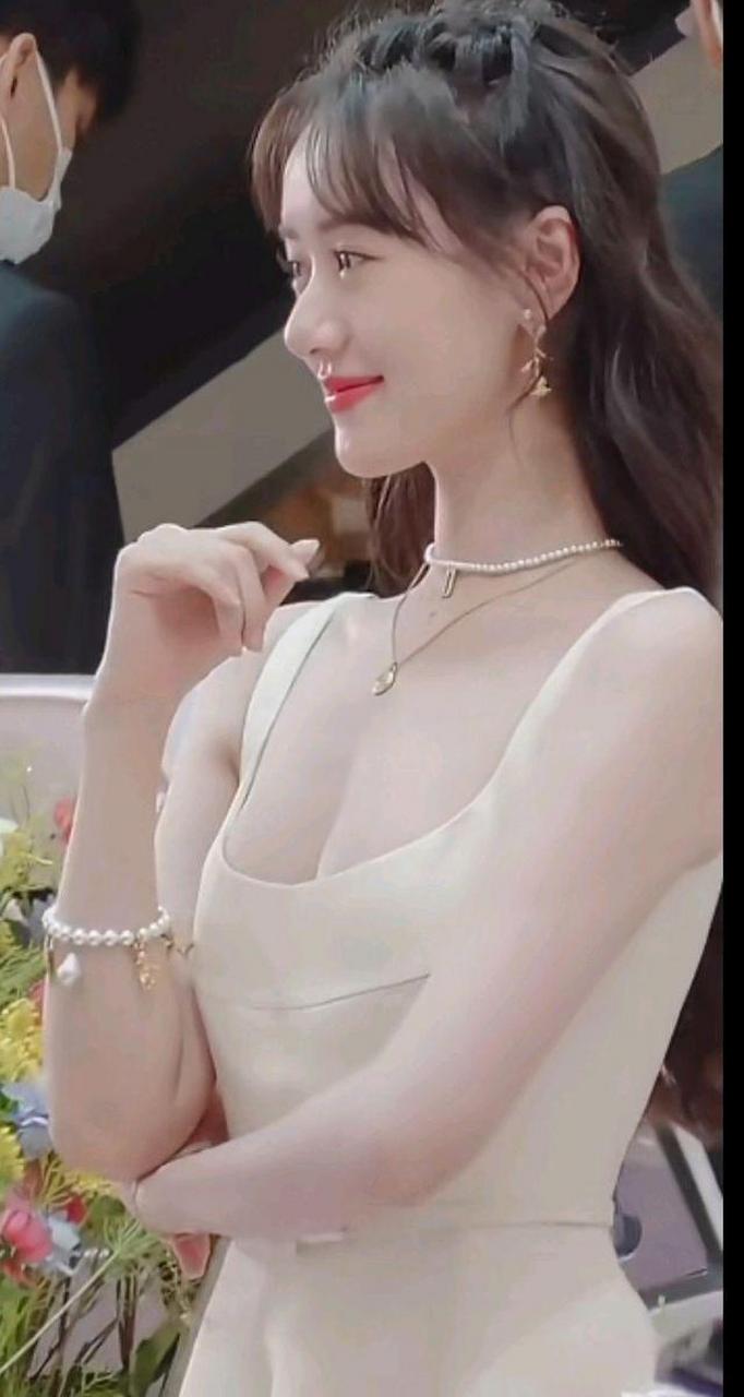 袁冰妍海边写真,吊带小花裙展现完美身材,气质拿捏得死死的