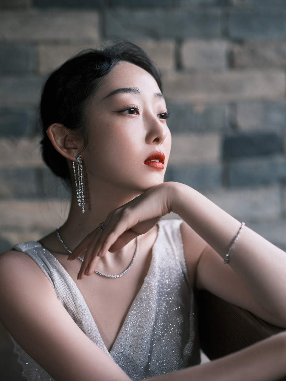 蒋梦婕# 蒋梦婕白色性感礼服,美得闪闪发光