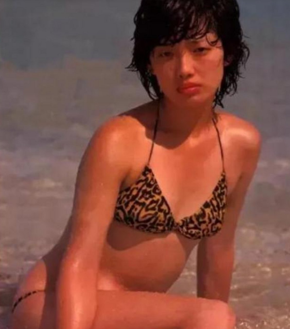 年轻时的山口百惠的泳装照,身材肉肉的,感觉又健康又漂亮.