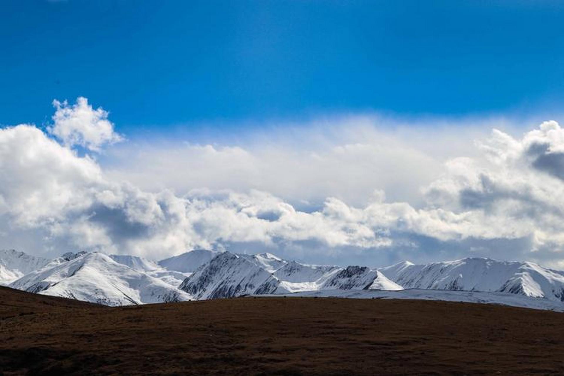 甘孜旅游# #四川旅游# 卡瓦洛日雪山,海拔约为5992米,山顶终年积雪