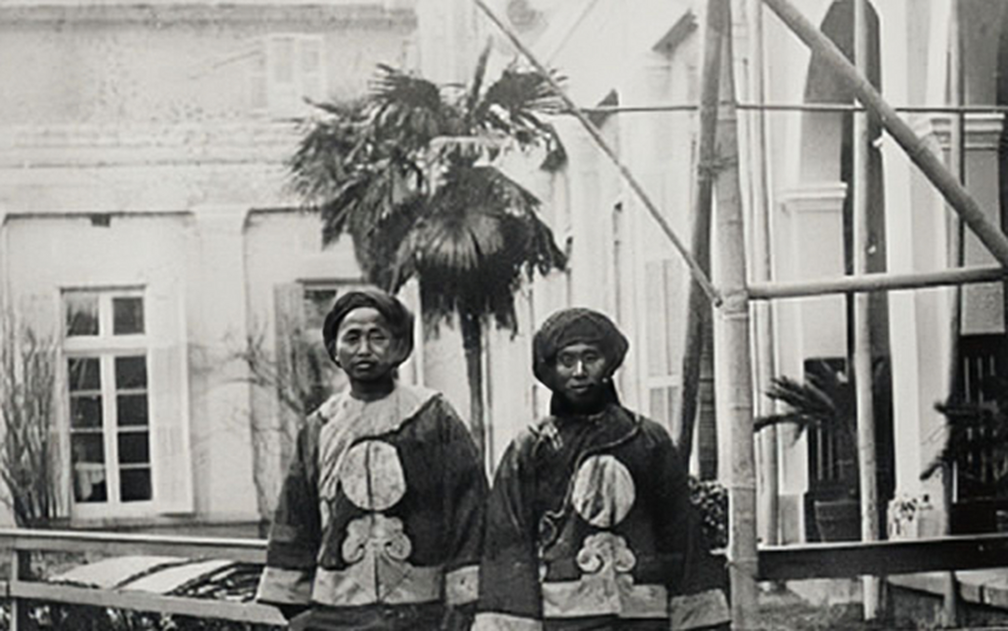 晚清时期的绿营兵高举旗帜时罕见旧照,老照片底朝天绿营兵正在野外