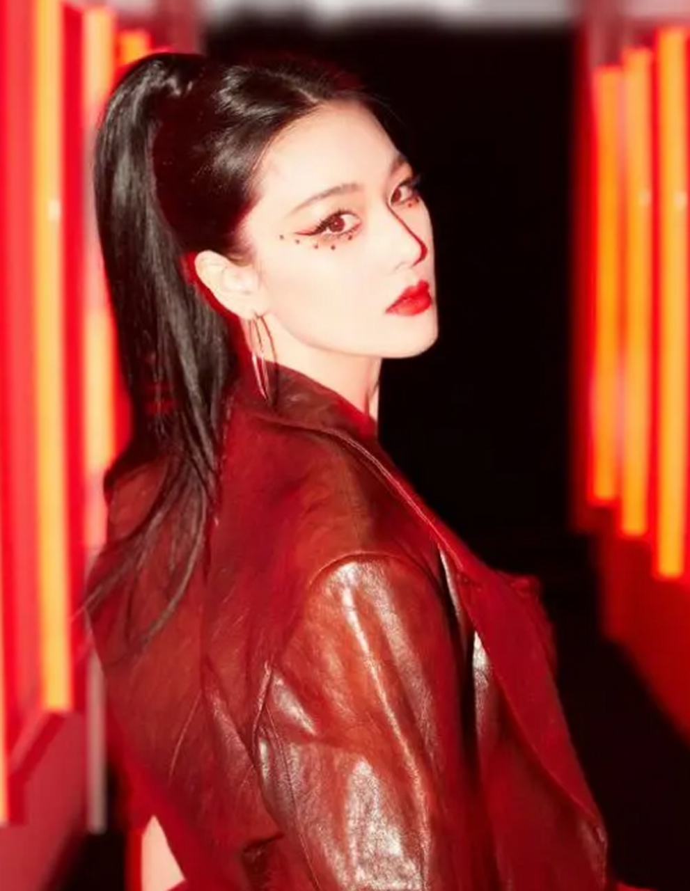 张馨予红色泪钻妆出席活动,气场全开眼神里有股狠劲,结婚后好自信