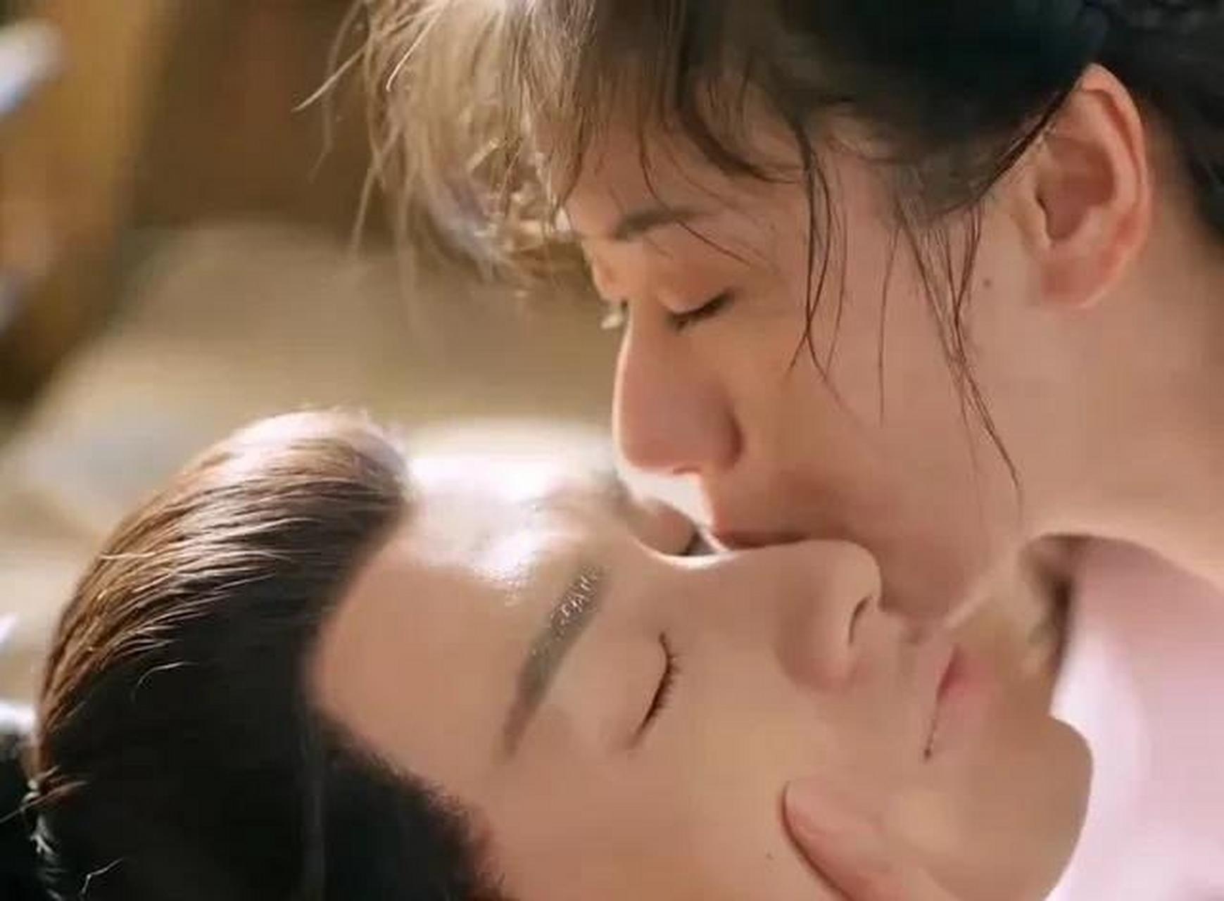 《琉璃》中,成毅袁冰妍共有11场吻戏,两人连花絮中都在研究怎么亲,没