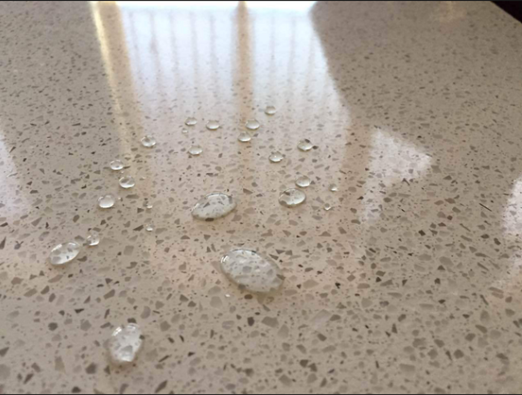 环氧磨石地坪   建筑材料 环氧磨石地坪,是模仿水磨石地坪施工的新型