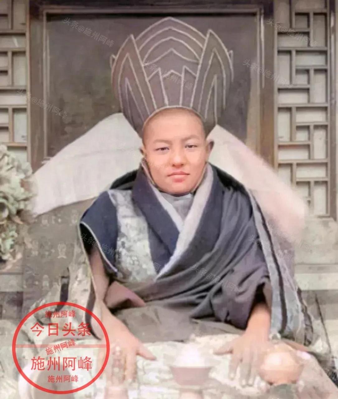 照片中这位看起来就非常和善的人叫黄正光,他是甘肃省甘南藏族自治州