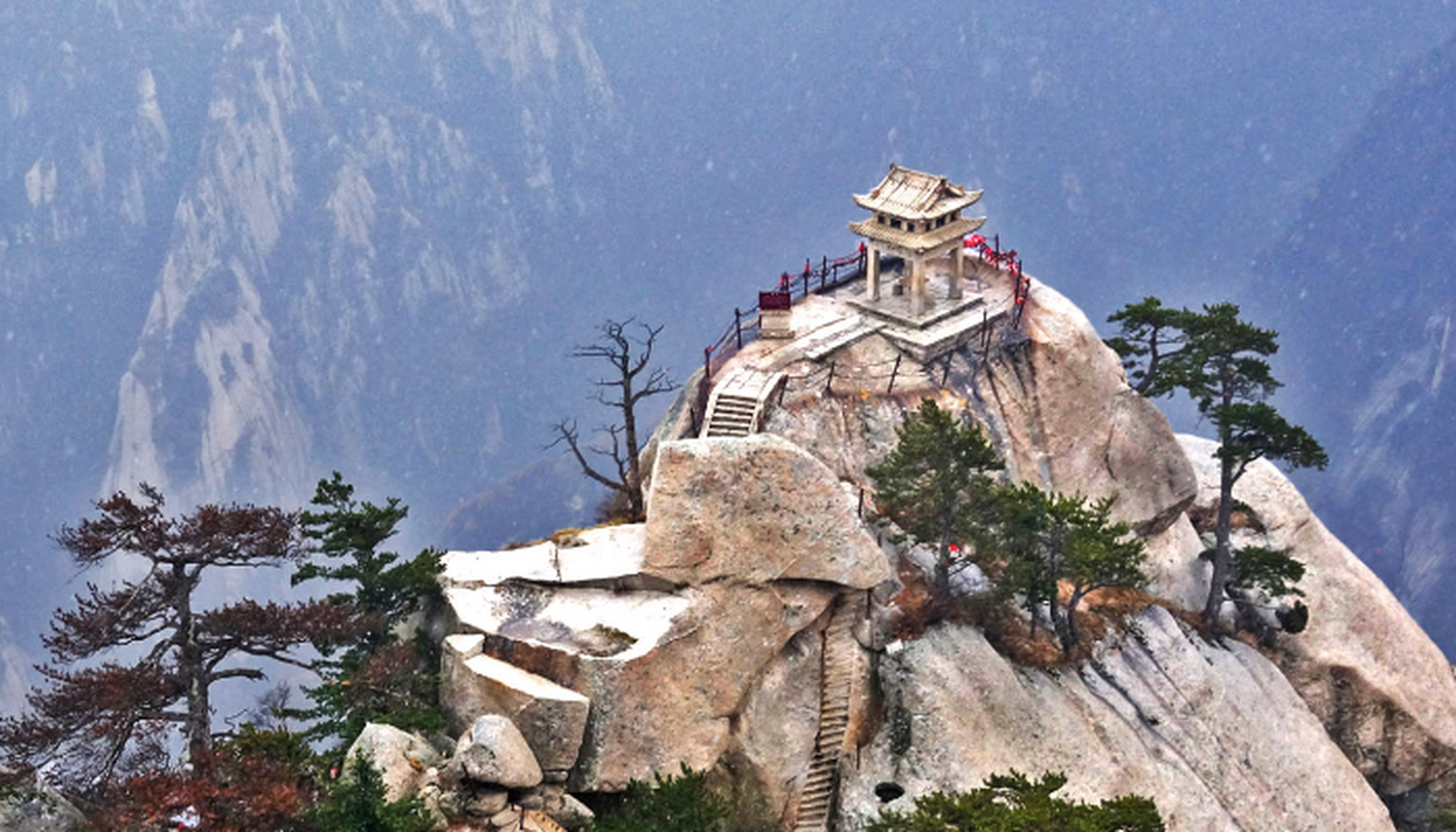 华山 西岳华山是我国著名的五大山岳之一,位于华阴市城南,海拨2200 米