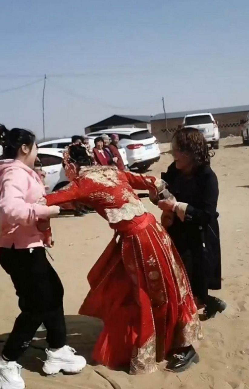 新娘逃婚当场被抓,话说什么年头了,还抢婚呢?