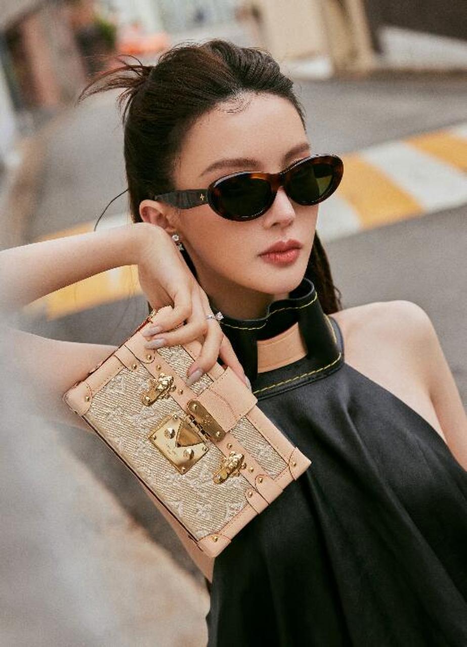 金晨,黑色皮革裙踩黑靴 戴墨镜酷飒有型.