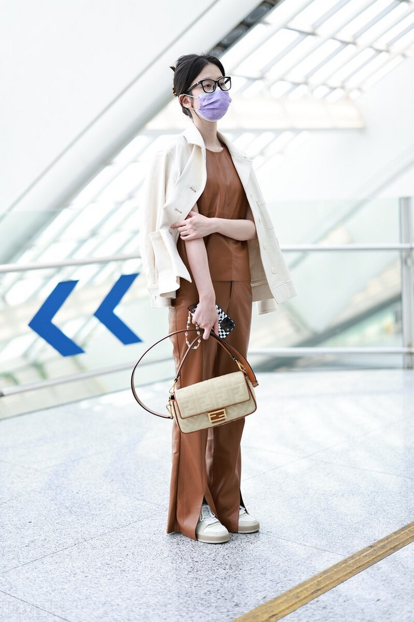 乔欣机场街拍,白色西装搭配棕色套装,芬迪法棍包率性十足!
