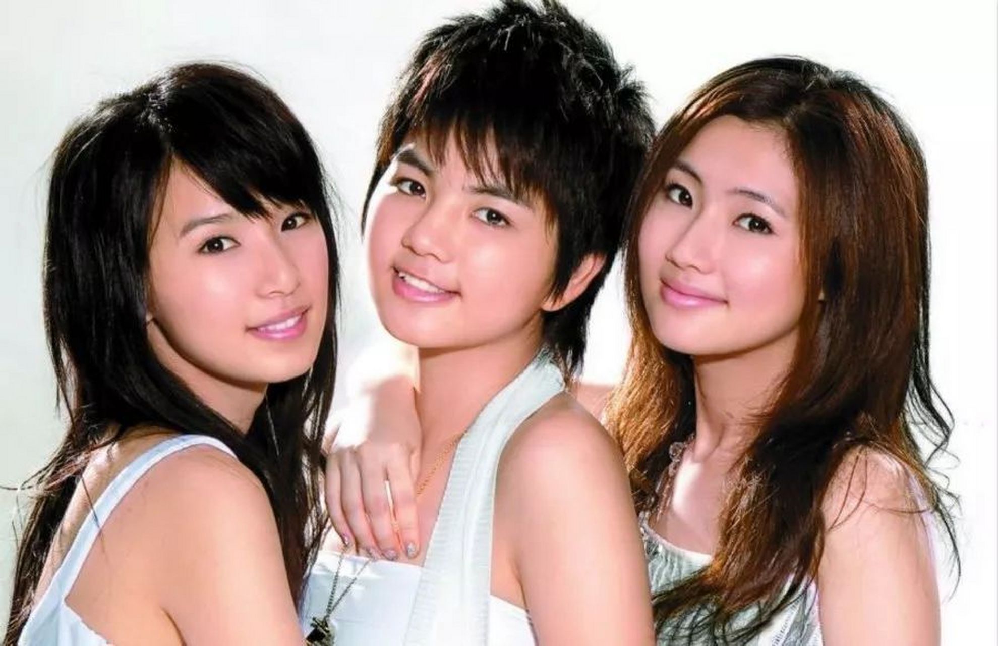 三人宣布单飞不解散之后,ella才变得越来越有女人味了,身上散发的女人