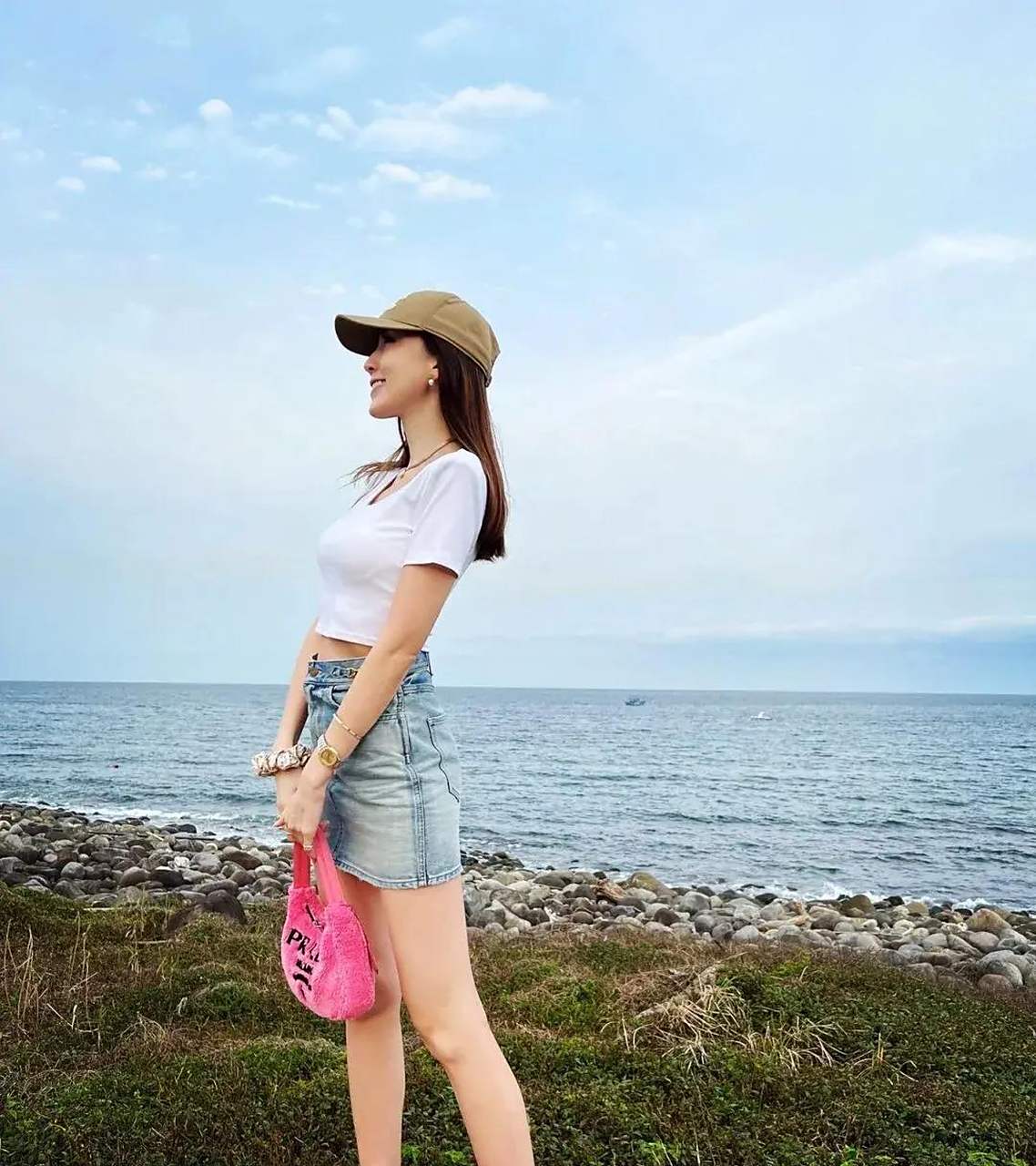 陈若仪身材是真好～她的一组海边随拍,四肢纤细修长,而且皮肤白皙